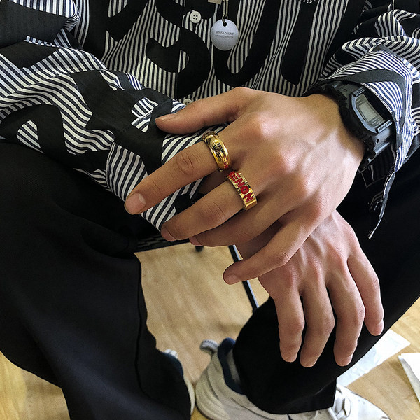 Vīriešu retro gredzens ar uzrakstu