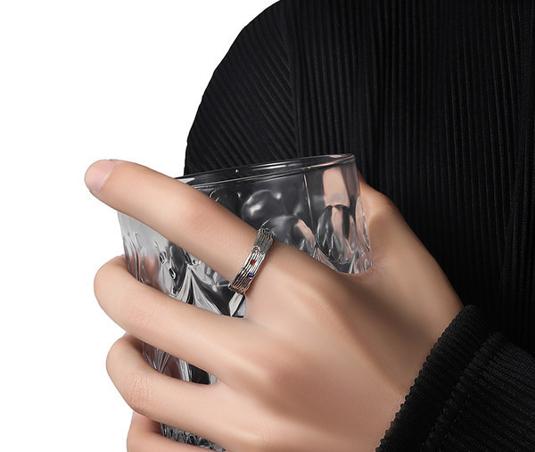 Férfi karika típusú gyűrű - kék és piros kővel