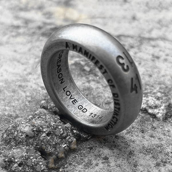 Νέο μοντέλο ανδρικό δαχτυλίδι με χαραγμένο δίχρωμο