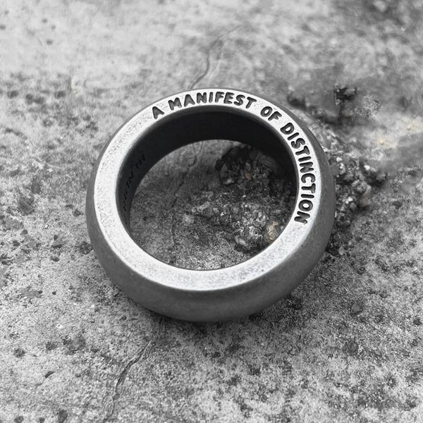 Νέο μοντέλο ανδρικό δαχτυλίδι με χαραγμένο δίχρωμο