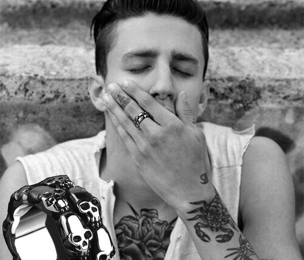 Ανδρικό δαχτυλίδι με διαφορετική στάμπα από ατσάλι τιτανίου