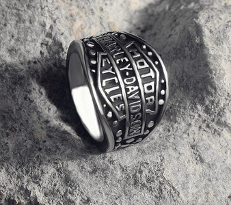 Ανδρικό δαχτυλίδι από ατσάλι τιτανίου με διαφορετικό στάμπα