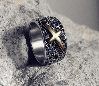 Ανδρικό δαχτυλίδι από ατσάλι τιτανίου με διαφορετικό στάμπα