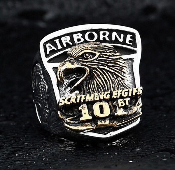 Ανδρικό δαχτυλίδι από ατσάλι τιτανίου με στάμπα