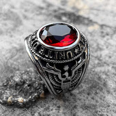 Vyriškas žiedas su spalvotu akmeniu