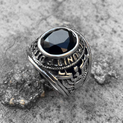 Vyriškas žiedas su spalvotu akmeniu