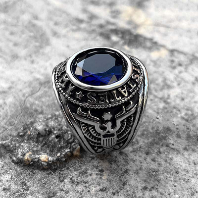 Vyriškas žiedas su spalvotu akmeniu