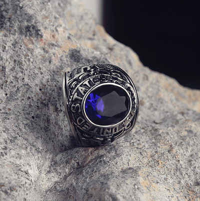Vyriškas žiedas su spalvotu akmeniu