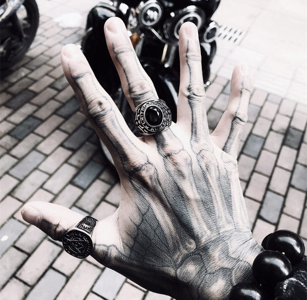 Vyriškas žiedas su spalvotu akmeniu