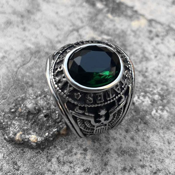 Vyriškas žiedas su spalvotu akmeniu