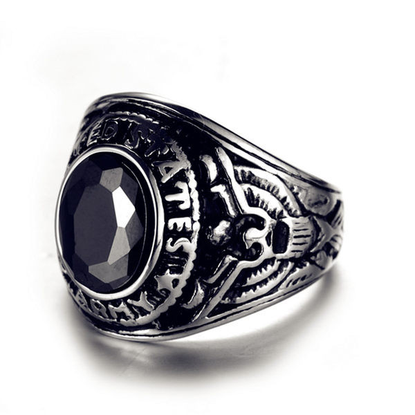 Vyriškas žiedas su spalvotu akmeniu