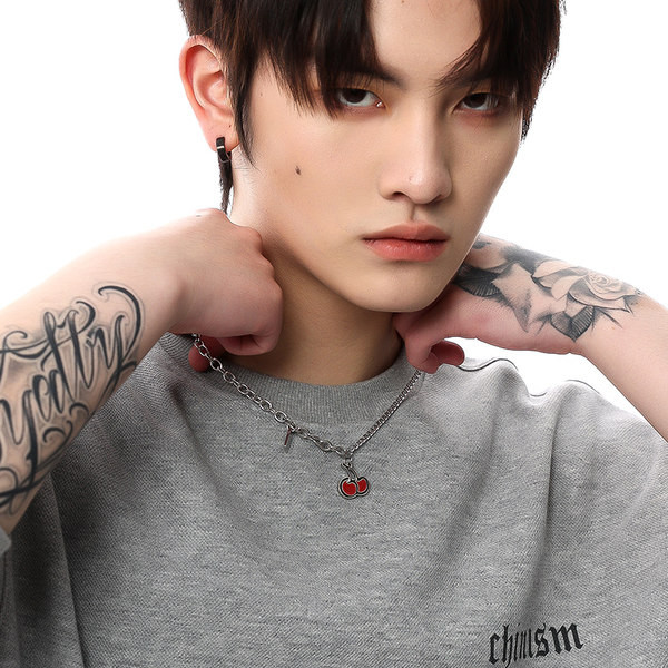 Modern férfi acéllánc cseresznye medállal