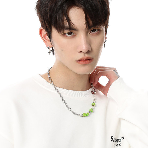 Férfi lánc ezüst színben - gyöngyökkel és zöld elemekkel