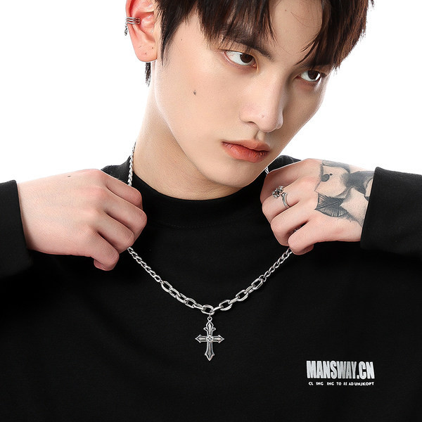 Ανδρική αλυσίδα σε ασημί χρώμα με σταυρό