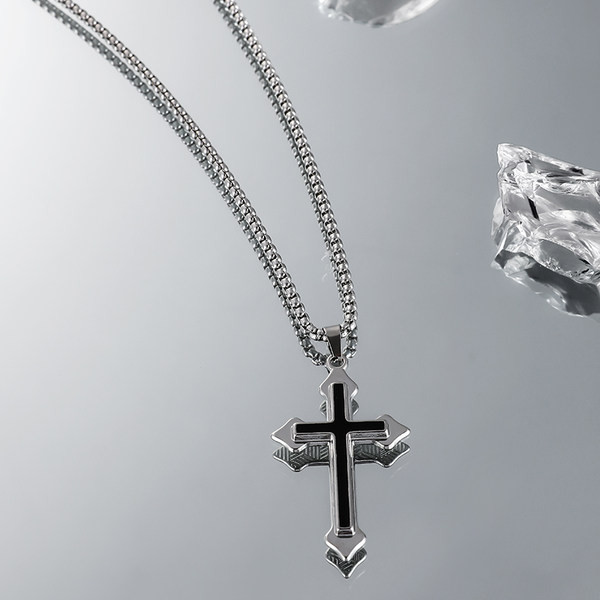 Κομψό κολιέ σταυρωτό μενταγιόν για άνδρες