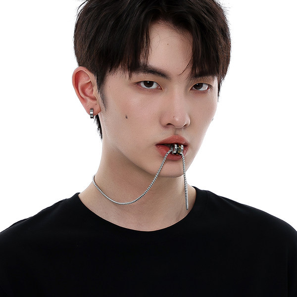 Férfi lánc medállal