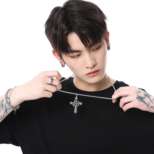 Modes krusta kulonu kaklarota vīriešiem