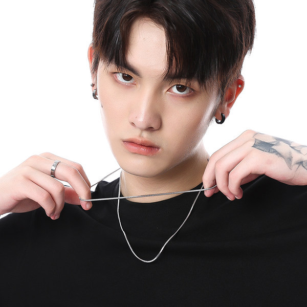 Vīriešu plānas ķēdes ikdienas modelis