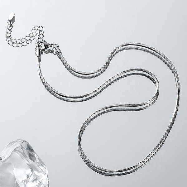 Vīriešu plānas ķēdes ikdienas modelis