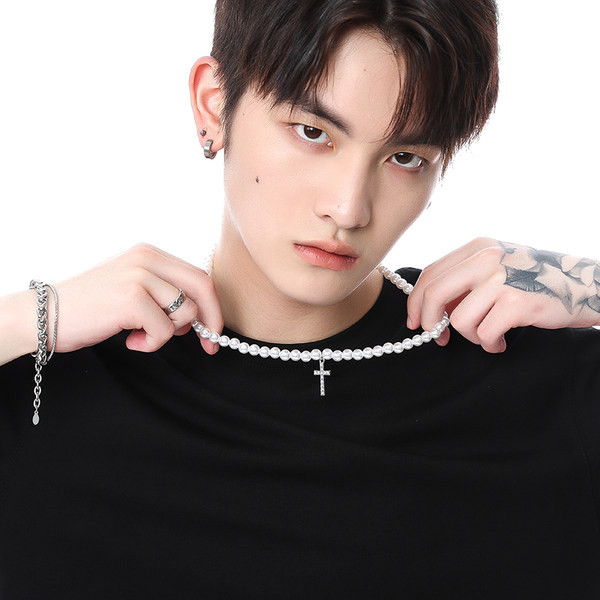 Vīriešu pērļu kaklarota ar krusta kulonu