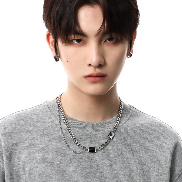 Ikdienas modeļa vīriešu ķēde ar kamīniem