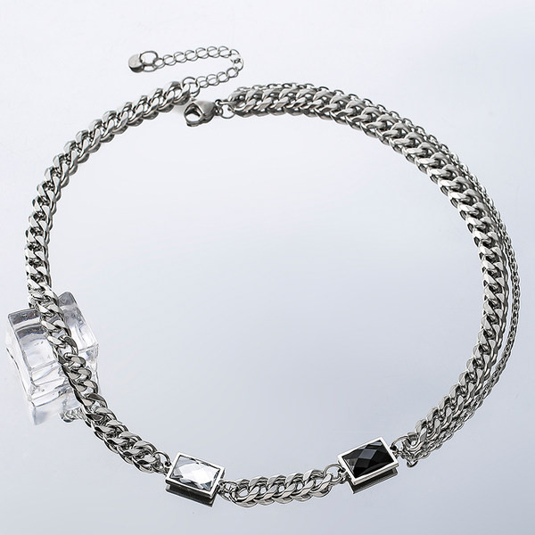 Ikdienas modeļa vīriešu ķēde ar kamīniem