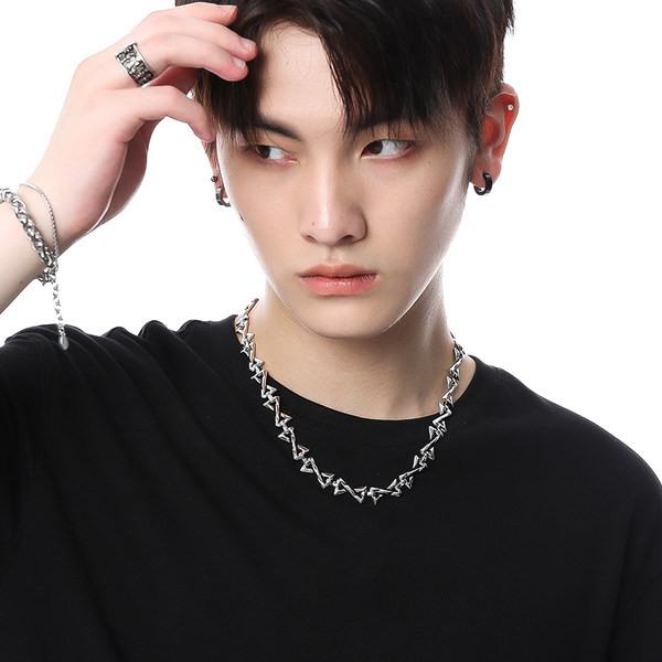 Ανδρική μοντέρνα αλυσίδα σε ασημί χρώμα