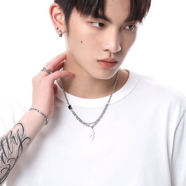 Κομψή ανδρική αλυσίδα με μενταγιόν και διακοσμητική πέτρα