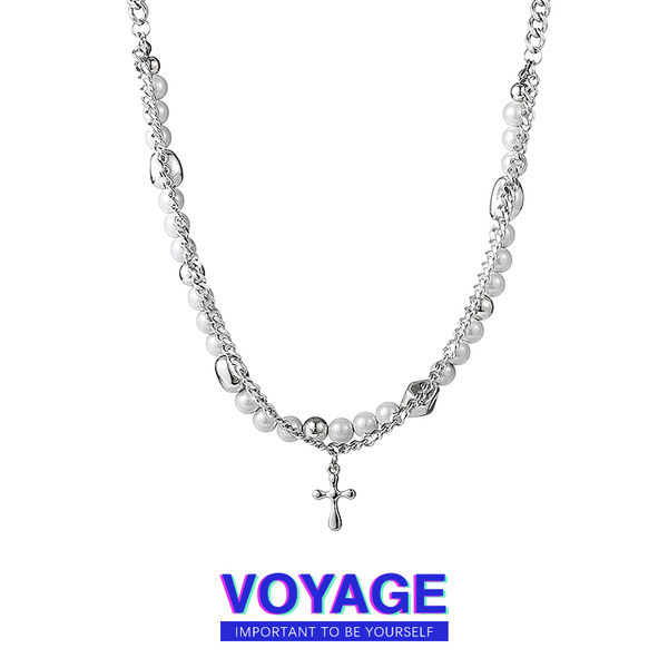 Férfi nyaklánc gyöngyökkel és medállal