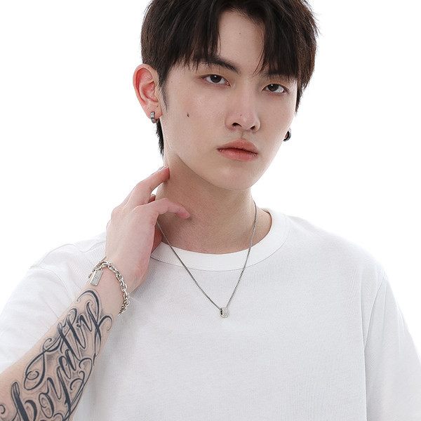 Ανδρικό κολιέ με κρεμαστό κόσμημα