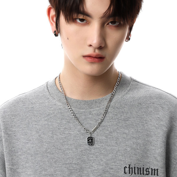 Κολιέ ανδρικό μενταγιόν με τετράγωνο γράμμα μόδας