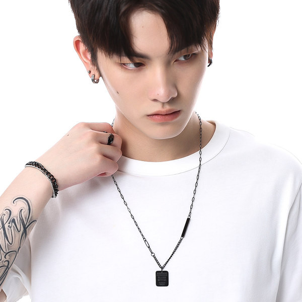 Vīriešu ķēde melnā krāsā ar flīzi