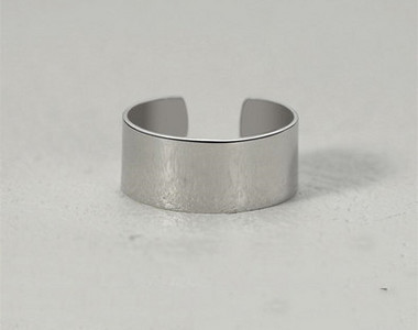 Stilingas kitokio rašto vyriškas žiedas