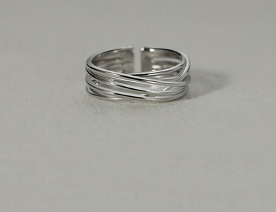 Stilingas kitokio rašto vyriškas žiedas