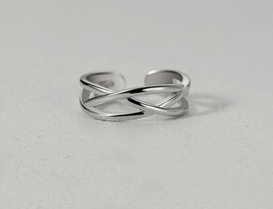 Stilingas kitokio rašto vyriškas žiedas