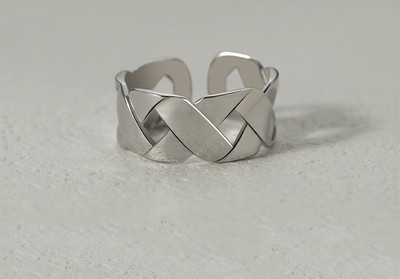 Stilingas kitokio rašto vyriškas žiedas