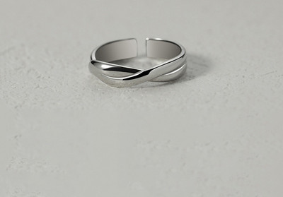 Stilingas kitokio rašto vyriškas žiedas