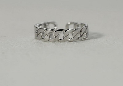 Stilingas kitokio rašto vyriškas žiedas