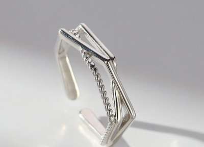 Stilingas kitokio rašto vyriškas žiedas