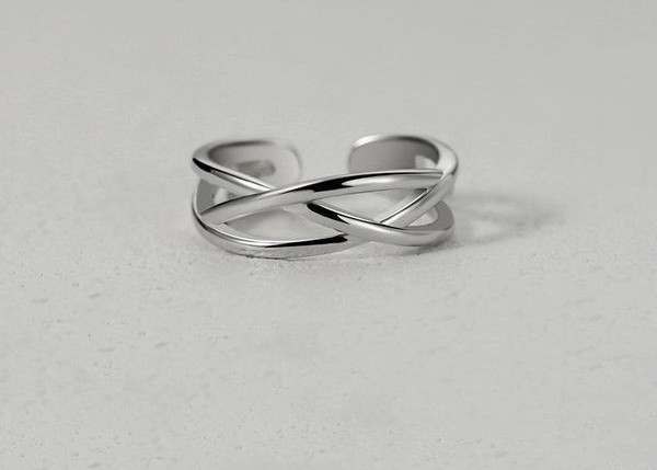 Različiti modeli muškog prstena u srebrnoj boji