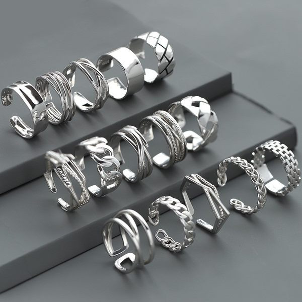 Različiti modeli muškog prstena u srebrnoj boji