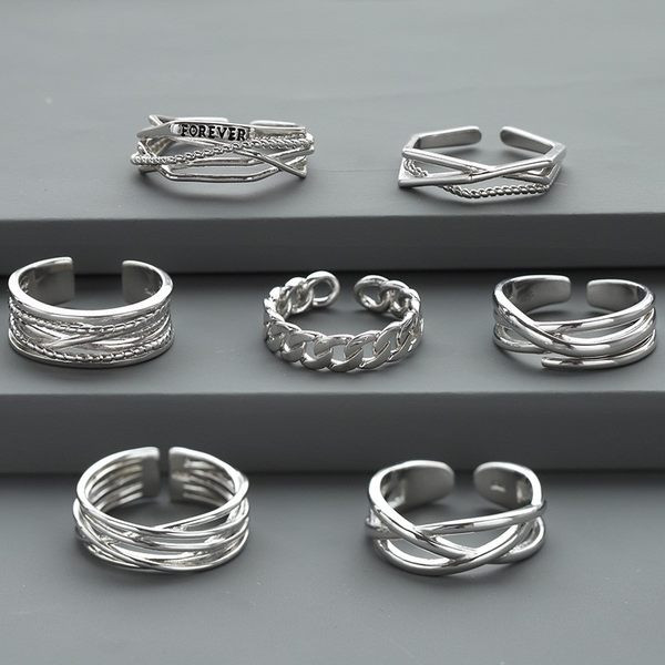 Različiti modeli muškog prstena u srebrnoj boji