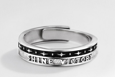 Vyriškas žiedas – sidabrinės spalvos