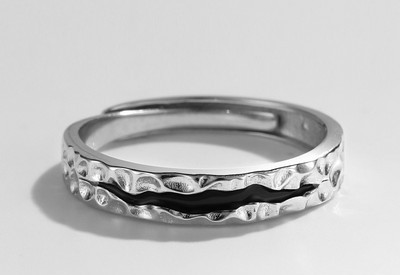 Vyriškas žiedas – sidabrinės spalvos