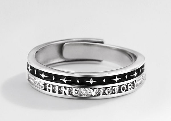 Vyriškas žiedas – sidabrinės spalvos