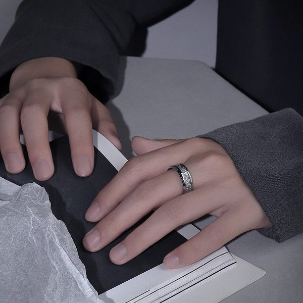 Rotējošais gredzens izgatavots no sudraba krāsas tērauda