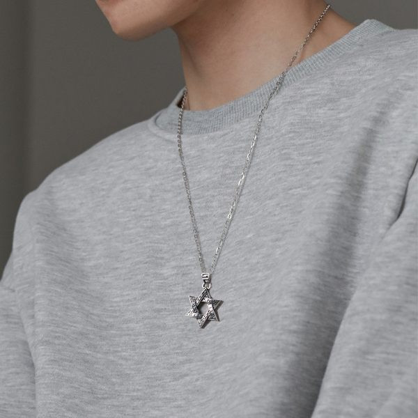 Muška ogrlica s kamenim privjeskom