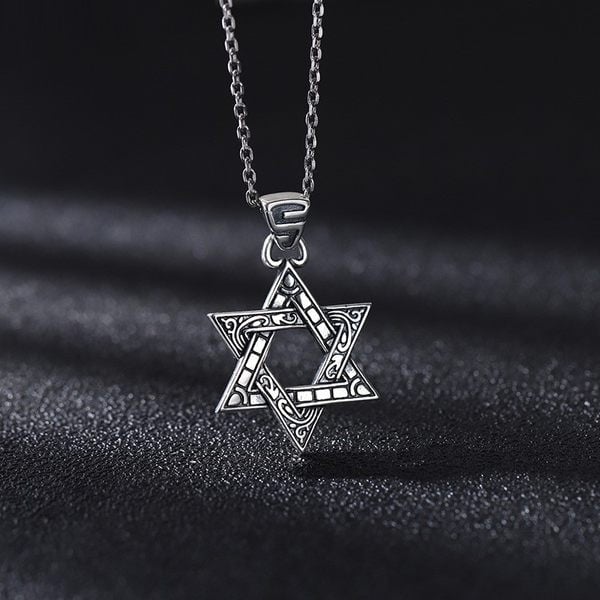 Muška ogrlica s kamenim privjeskom