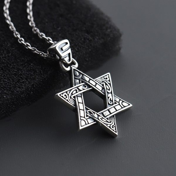 Muška ogrlica s kamenim privjeskom