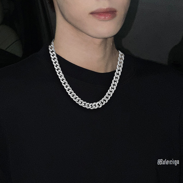 Šiuolaikiniai vyriški kaklo papuošalai su akmenukais